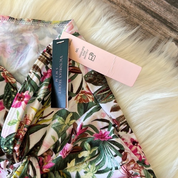 VICTORIA'S SECRET SWIM Bottom 
Cover-Up - Picture 4 of 7